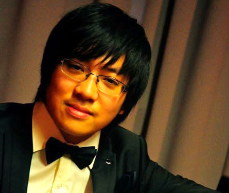 Lưu Hồng Quang trong cuộc thi Euregio Piano Award.